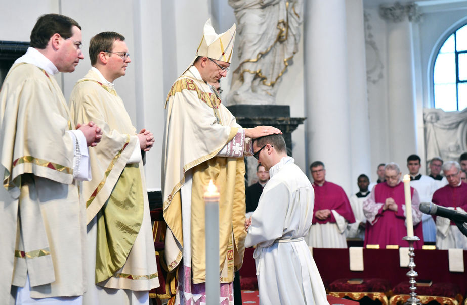Bischof Dr. Michael Gerber weiht Herrn Kai Scheffler durch Handauflegung und Gebet zum Diakon